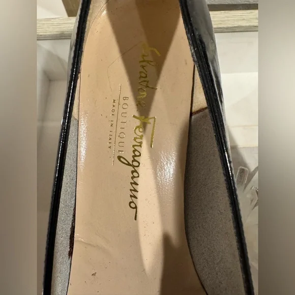 Ferragamo Black Bow Pumps. Size 7 1/2 B. - Picture 5 of 7
